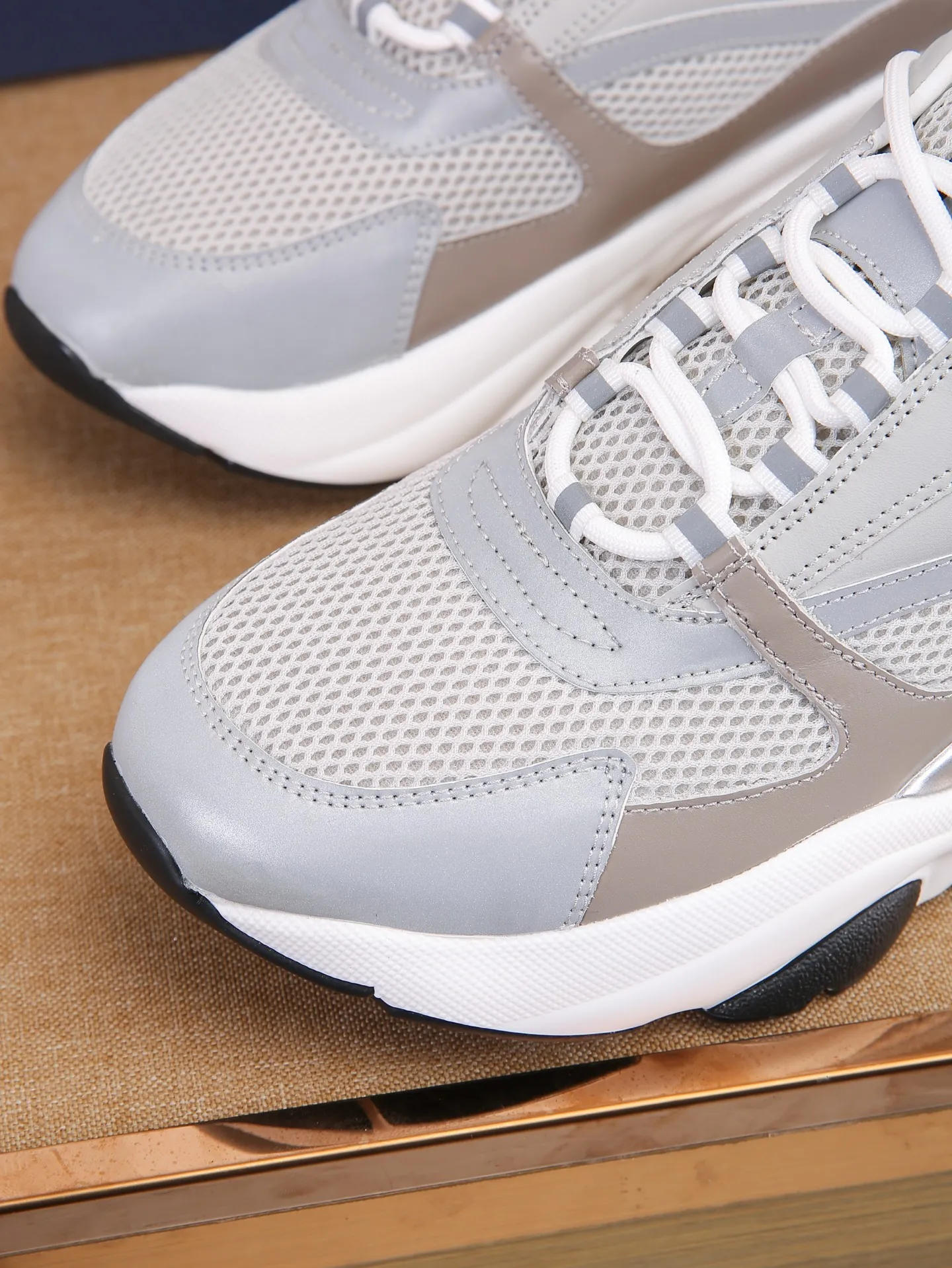 Factory price: 460💰Dior’s top version of D’s b22 men’s sports shoes. Inspired by retro running styles, the chunky low-top silhouette features gray calf leather and blue and white mesh fabric uppers, atop a black, white and blue engraved rubber sole. Nylon ribbon accents the blue mesh tongue and heel counter, and a "dio~" logo appears on the side. Pair it with a suit for a striking contrast and add a sportswear-chic edge to your look. The thick sole can be about 4cm~ Size: 38-45, [46, 47 customized]